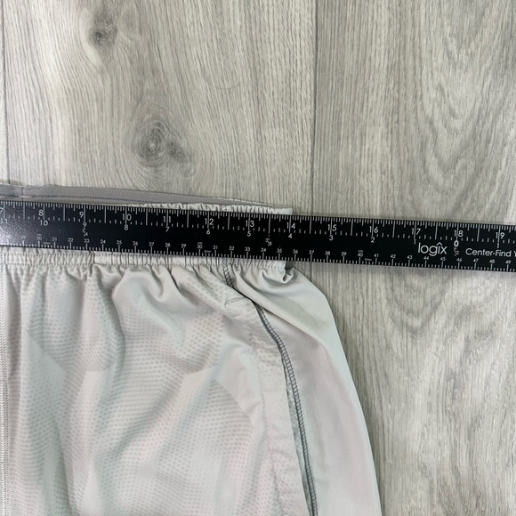 Under Armour White Shorts - Picture 5 of 7